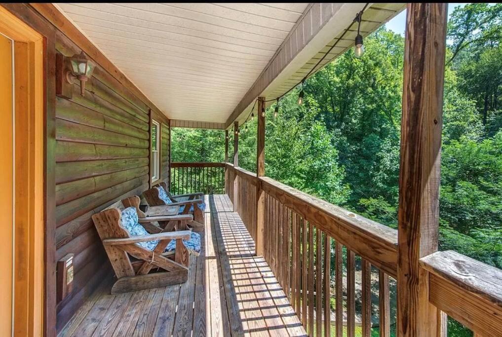 Smokey Mountain Retreat, Hot Tub, Game Room, Sleeps 8! Gatlinburg Εξωτερικό φωτογραφία