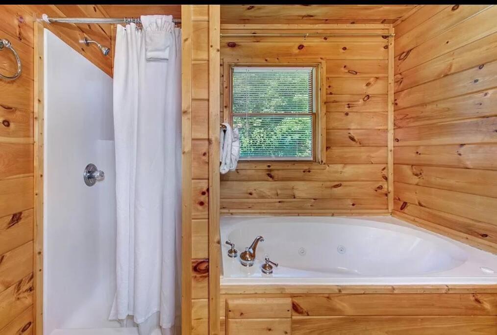 Smokey Mountain Retreat, Hot Tub, Game Room, Sleeps 8! Gatlinburg Εξωτερικό φωτογραφία