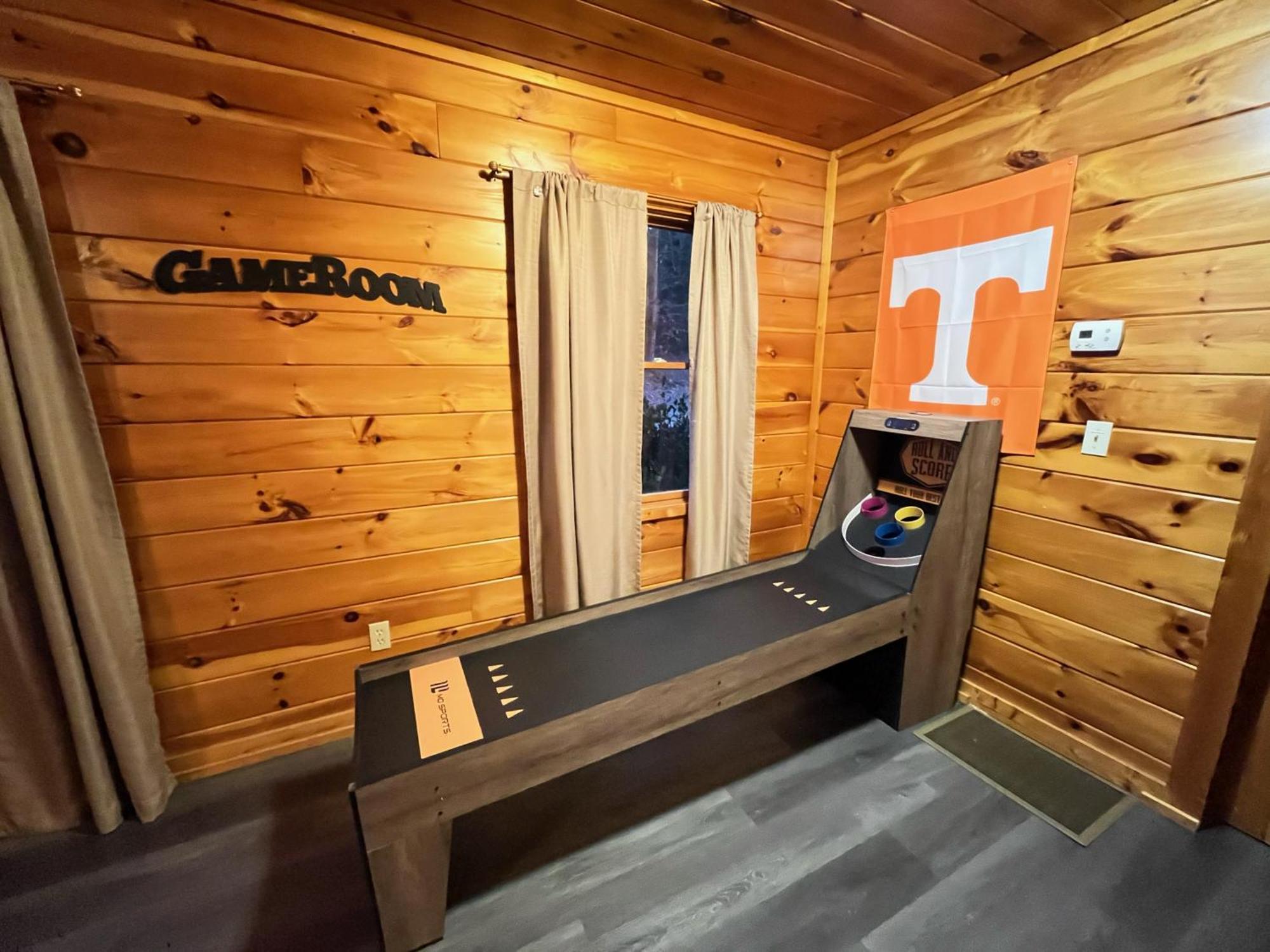 Smokey Mountain Retreat, Hot Tub, Game Room, Sleeps 8! Gatlinburg Εξωτερικό φωτογραφία