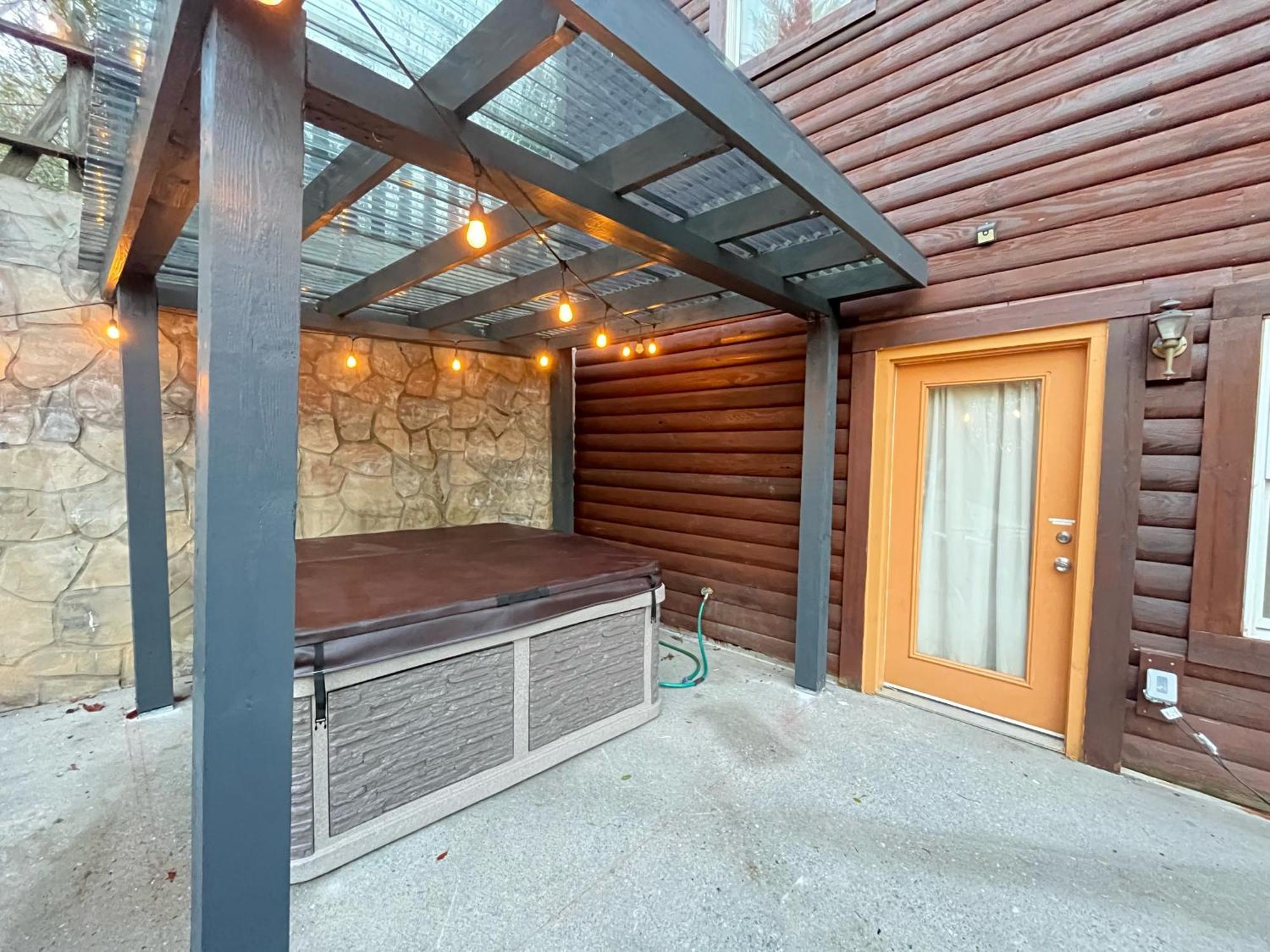 Smokey Mountain Retreat, Hot Tub, Game Room, Sleeps 8! Gatlinburg Εξωτερικό φωτογραφία