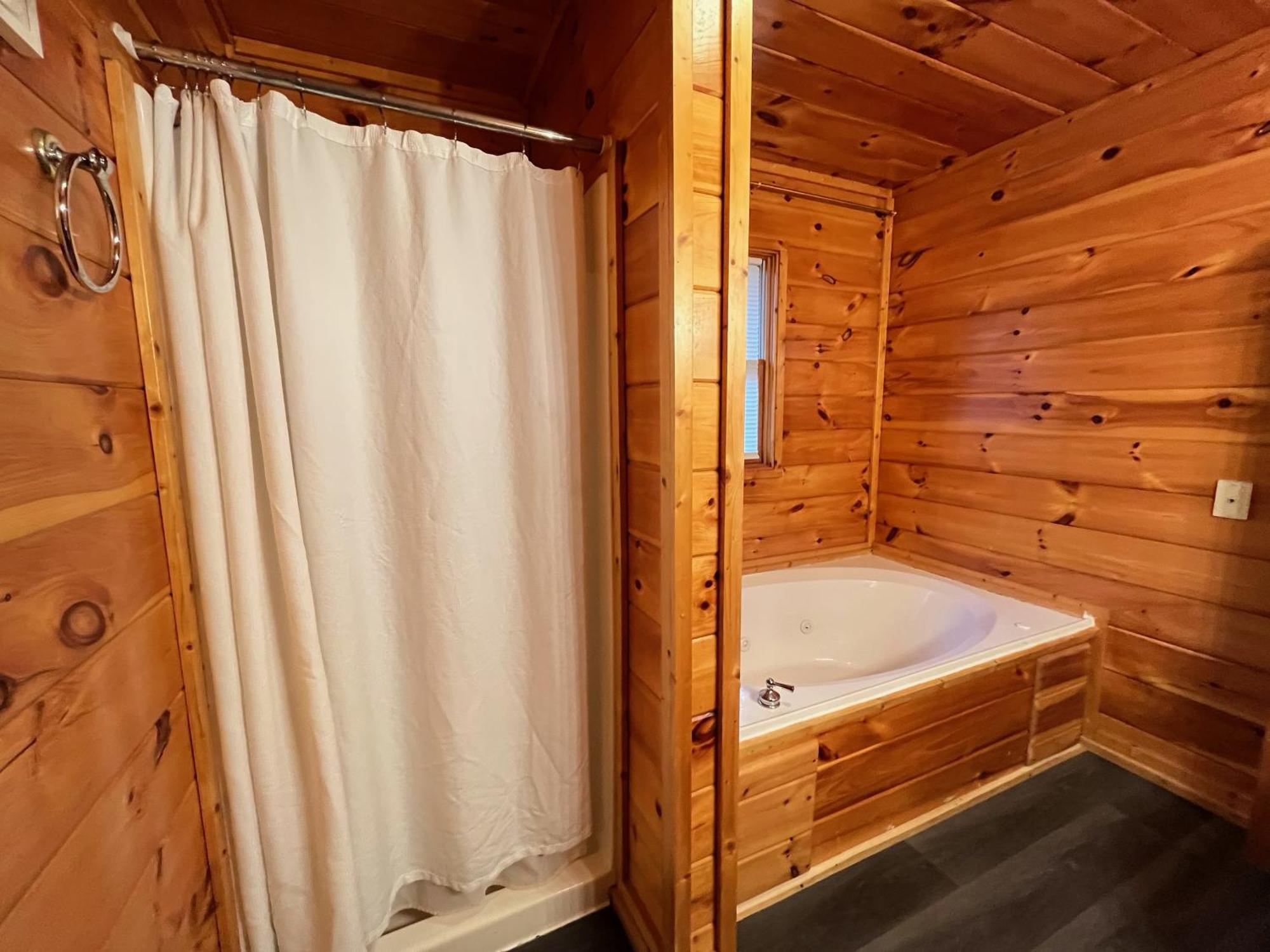 Smokey Mountain Retreat, Hot Tub, Game Room, Sleeps 8! Gatlinburg Εξωτερικό φωτογραφία