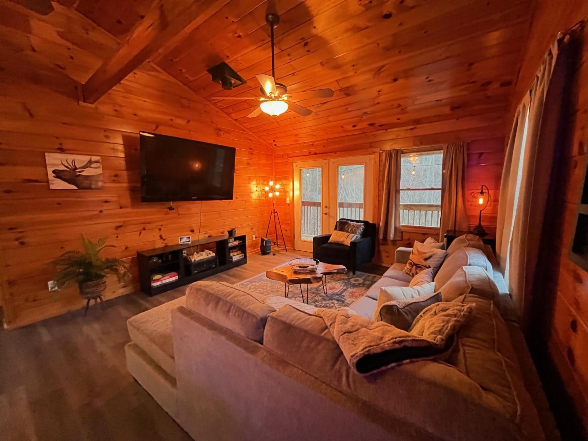Smokey Mountain Retreat, Hot Tub, Game Room, Sleeps 8! Gatlinburg Εξωτερικό φωτογραφία