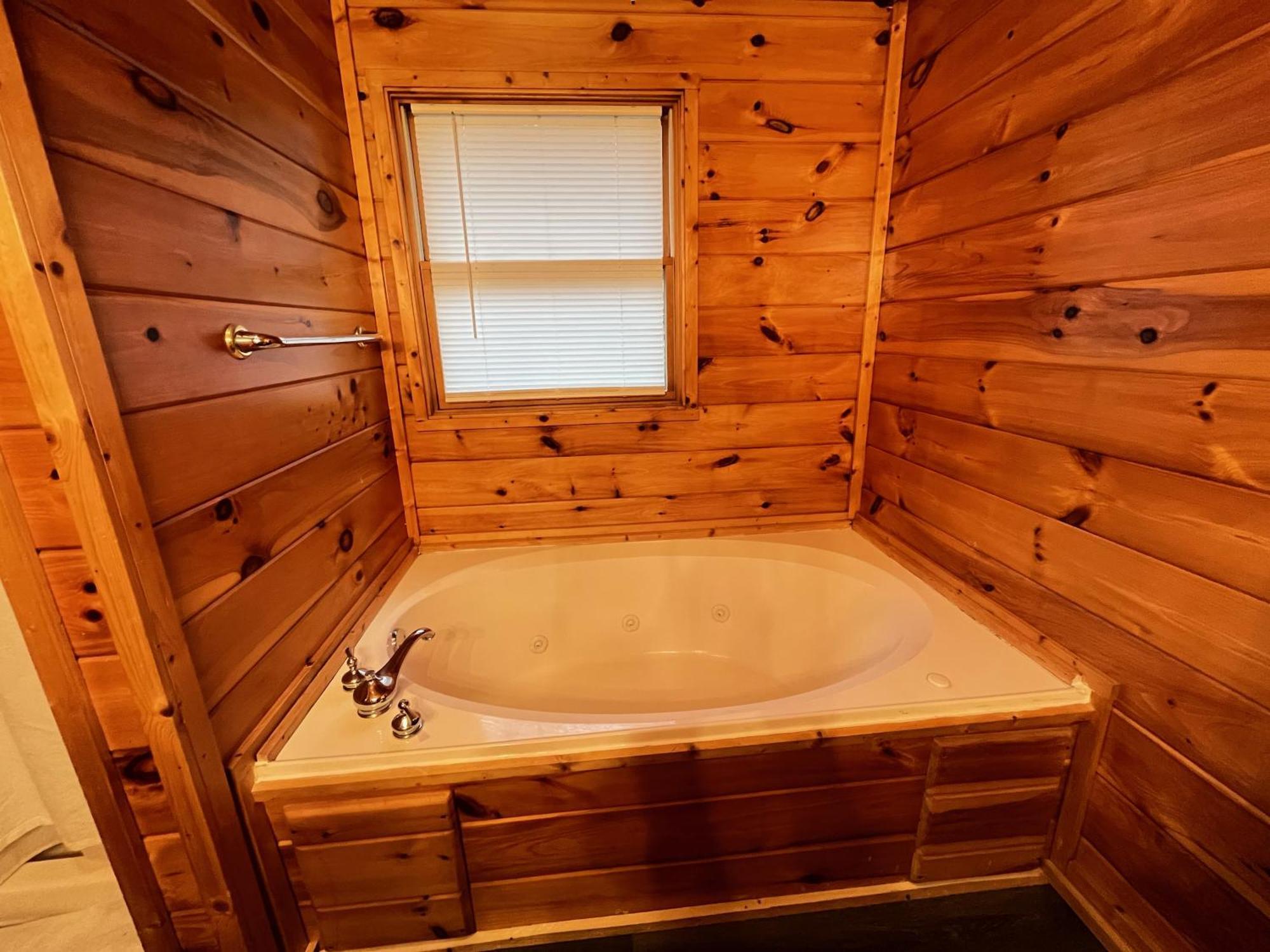 Smokey Mountain Retreat, Hot Tub, Game Room, Sleeps 8! Gatlinburg Εξωτερικό φωτογραφία